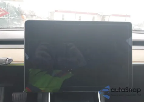 2019 Tesla Model 3 Long Range/Performance z USA, uszkodzony, nr VIN 5YJ3E1EB3KF429488